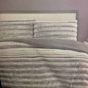 Frye Faux Fur 3 piece KING Comforter Set
